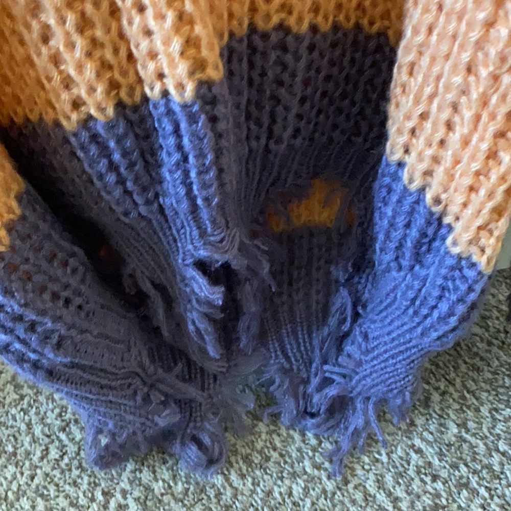 Distressed sweater - Picture 3 of 3